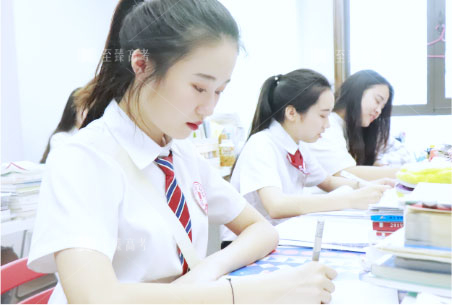文化课小班上课，注重每个学生